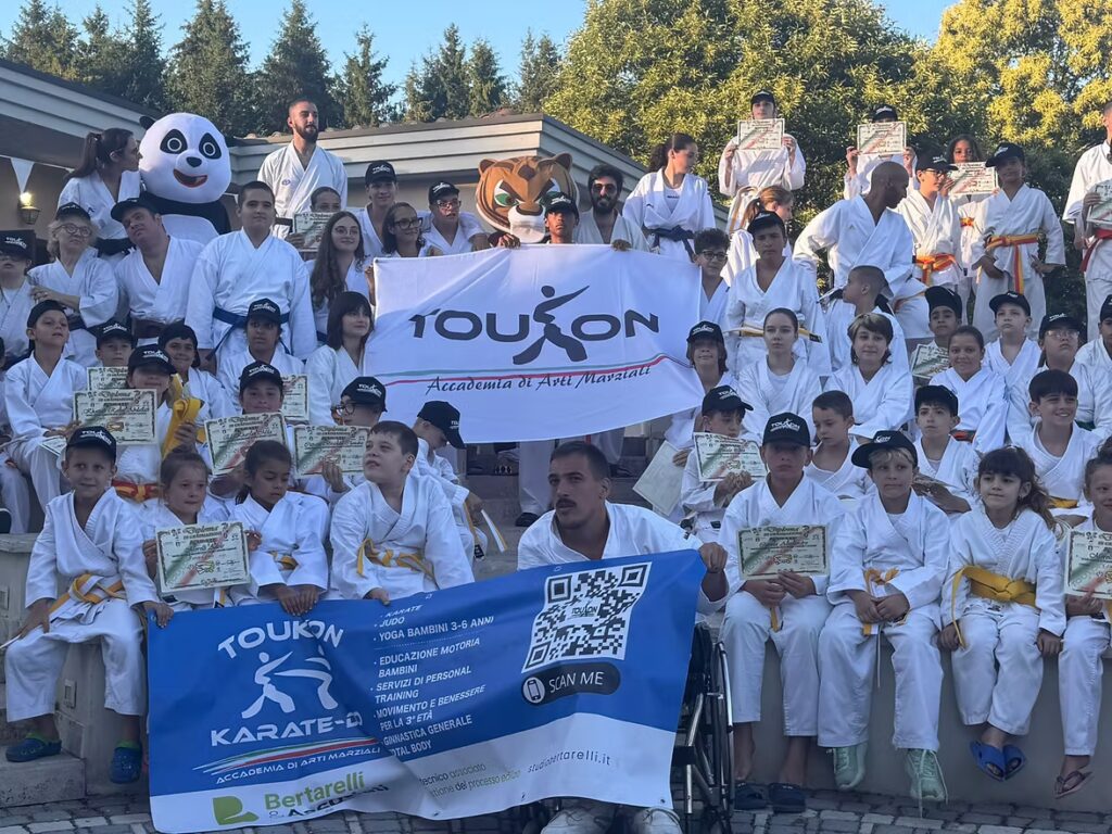 Il Toukon Karate-Do celebra i successi e i valori: Un anno di crescita e la forza del delfino come mascotte!